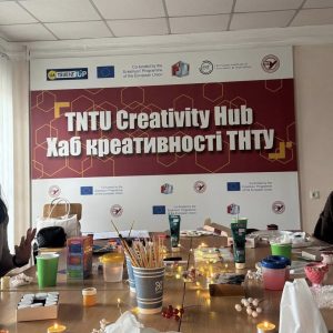 Арт-терапевтичне заняття з майбутніми психологами, студентами групи БП-41 та доцентом кафедри психології Іриною ПЕРІГ.